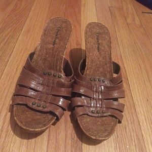 BareTraps "Indee" wedges